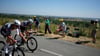 Mathieu van der Poel (Niederlande), links, und Quinn Simmons (USA) fahren in einer Ausreißergruppe während der elften Etappe.
