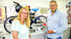 Im LKA-Mobil  auf dem Egelner Marktplatz erkundigte sich Jenny Kasten aus Etgersleben bei Kriminaloberkommissar Jörg Hubatschek, wie man sich am besten vor Kriminalität schützt. 