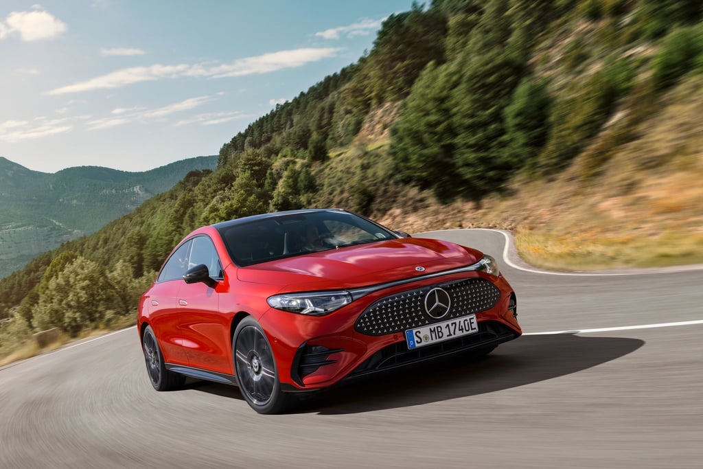 Eine neue Kurve nehmen: Der CLA kommt zunächst als vollelektrisches Modell auf den Markt - später folgen Hybride.
