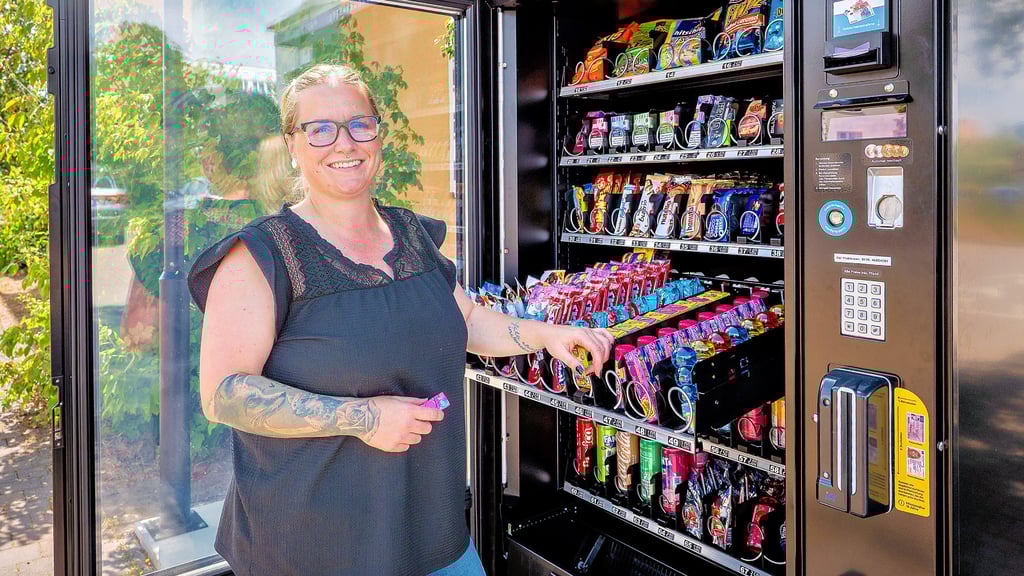 Linda Schirmer befüllt den Snackautomaten, der seit neuestem an der Einfahrt zum Gymnasium direkt an der Magdeburger Straße in Gommern steht.
