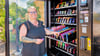 Linda Schirmer befüllt den Snackautomaten, der seit neuestem an der Einfahrt zum Gymnasium direkt an der Magdeburger Straße in Gommern steht.