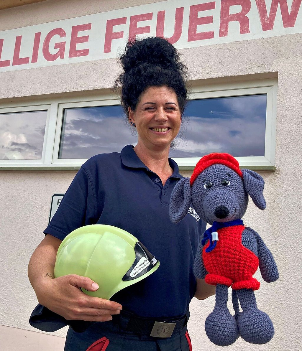 Christin Duft leitet in Aderstedt jetzt die Kinderfeuerwehr und hat für ihre „Feuerwehrmäuse“ extra das Maskottchen „Schlauchi“ häkeln lassen.