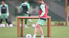 Da war er noch fit: Mitchell Weiser beim Werder-Trainingsauftakt.