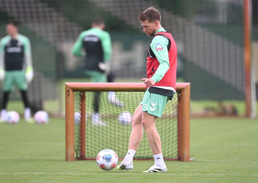 Da war er noch fit: Mitchell Weiser beim Werder-Trainingsauftakt.