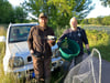 Christian Möller (links) und Jan Driesnack von der Wildtierrettung Magdeburg unterstützen ehrenamtlich Landwirte bei der Kitzrettung. Bei einem Einsatz im Stadtpark Rotehorn zeigen sie, wie sie mithilfe von Drohnen junge Rehe vor dem Mähtod bewahren.