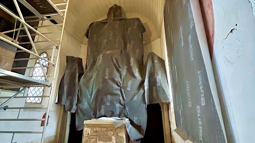 Mit schwarzer Plane verhüllt sind aktuell Altar und Wandgemälde der Kirche in Lunstädt.