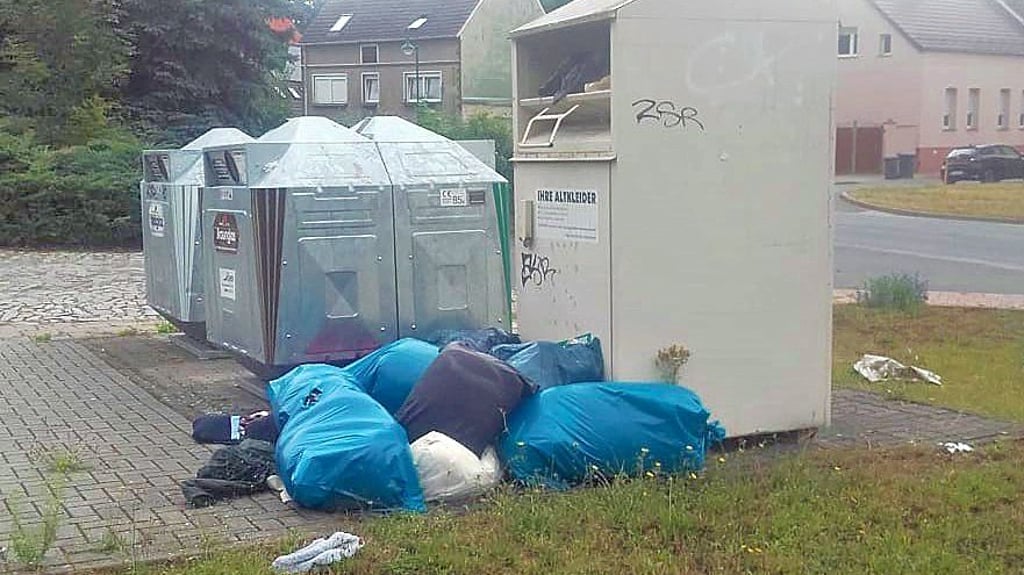 So sah es bis vor wenigen Tagen am Altkleidercontainer in der Nähe der Busendhaltestelle in Hecklingen aus.