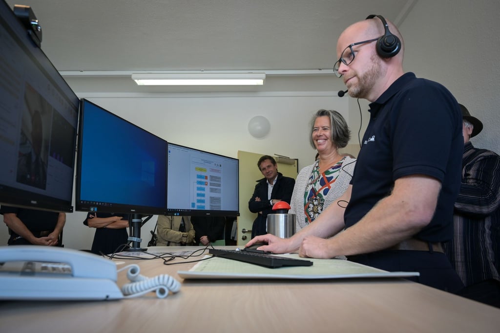 Innenministerin Tamara Zischang und der Ärztliche Leiter des Rettungsdienstes Merseburg-Querfurt, Hartmut Stefani, ziehen ein positives Zwischenfazit. (Archivbild)