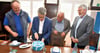 Barby-Torte anschneiden für die gute Laune. Von links Jörg Hausmann, Ortsbürgermeister Walternienburg,  Ministerin Lydia Hüskens, Barbys Ortsbürgermeister Jens Strube und Einheitsgemeindechef Jörn Weinert. 