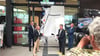 Der Vorhang fällt. Ministerin Lydia Hüskens, Staatssekretär Stefan Schnorr (l.), DB-InfraGo-Vorstand Ralf Thueme und Oberbürgermeister Armin Schenk (r.) eröffnen den neuen Bahnhof von Bitterfeld