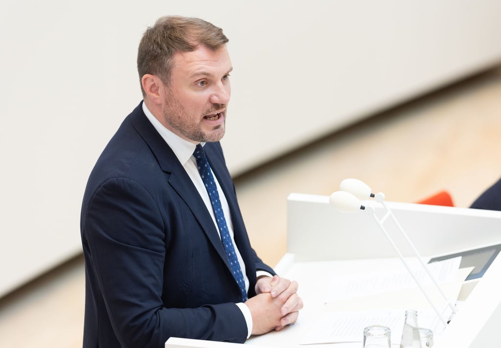 Brandenburgs Wirtschaftsminister Daniel Keller (SPD) hält Stabilität und Weltoffenheit für wichtig für die Unternehmen.