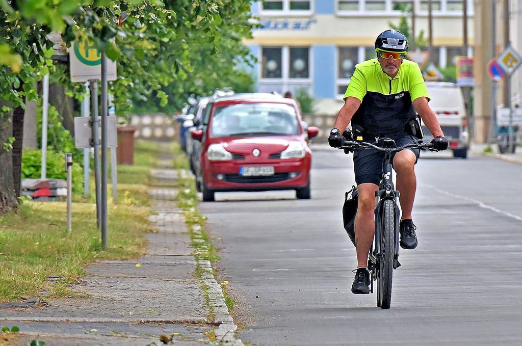 Der Regionalbereichsbeamte Andreas Raters geht jetzt im gesamten Seeland auch auf Fahrrad-Streife – wie hier in Nachterstedt.