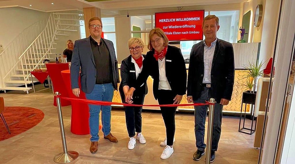 Filialleiterin Antje Wildenhain (2. vl.) und die Mitarbeiterin Silke Baron eröffnen mit Bürgermeister Peter Müller (r.) und Steffen Strömer (l.) die Sparkassenfiliale in Elster nach zweimonatigen Sanierungsarbeiten.