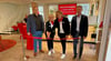 Filialleiterin Antje Wildenhain (2. vl.) und die Mitarbeiterin Silke Baron eröffnen mit Bürgermeister Peter Müller (r.)  und Steffen Strömer (l.) die  Sparkassenfiliale in Elster nach zweimonatigen Sanierungsarbeiten. 