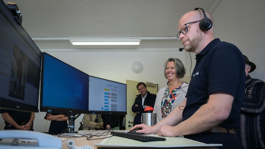 Innenministerin Tamara Zieschang und der Ärztliche Leiter des Rettungsdienstes Merseburg-Querfurt, Hartmut Stefani, ziehen ein positives Zwischenfazit des Telenotarztprojektes.