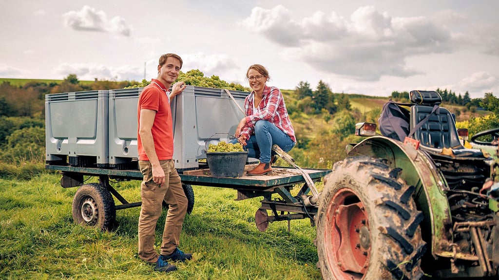 Die Familie Born betreibt seit Mitte des 18. Jahrhunderts Weinbau – heute liegt das Weingut in den Händen von Elisabeth (rechts) und Jochen Born (links), die es seit 2010 führen.