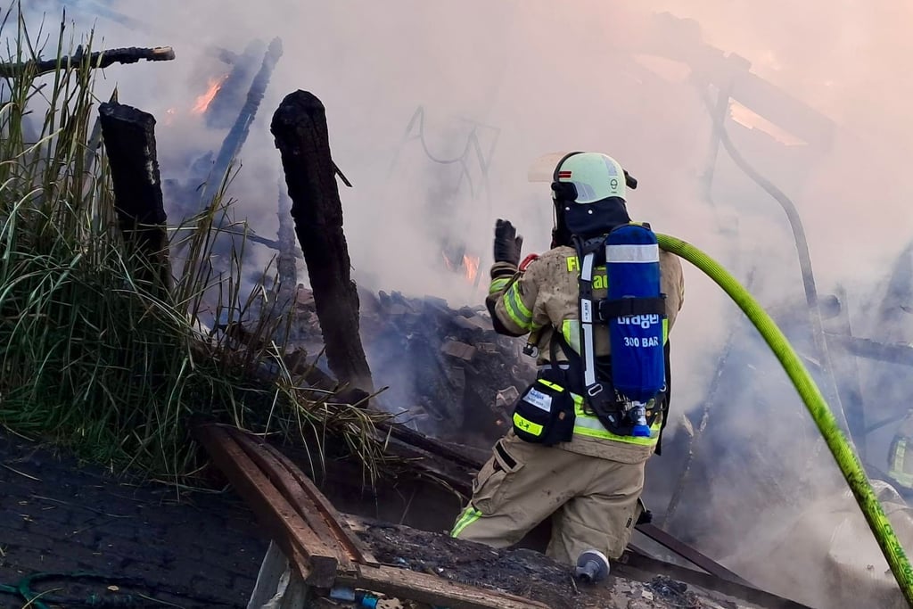 Löscharbeiten der Burger Feuerwehr in einem Nebengelass eines Privatgrundstücks.