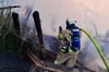 Löscharbeiten der Burger Feuerwehr in einem Nebengelass eines Privatgrundstücks.