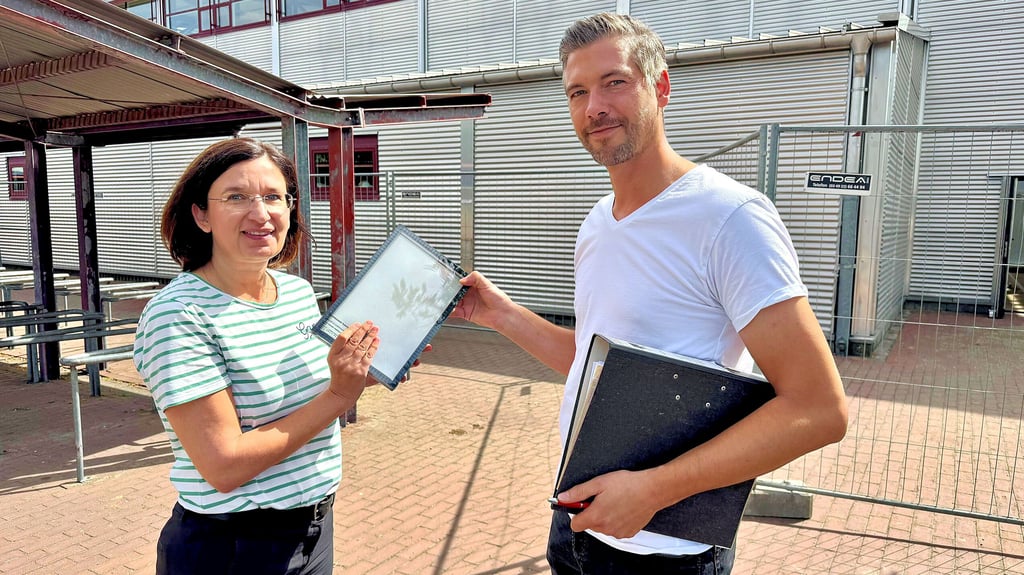 Ines Behrens und Jens Thiede haben ein Anschauungsstück mitgebracht, das später im XXL-Format in die Dachkonstruktion eingebaut wird.