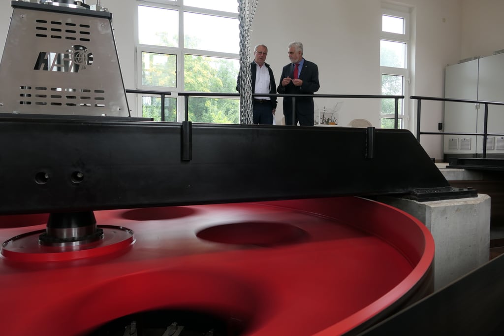 Helmut Soller (l.) und Minister Armin Willingmann im Kraftwerk Königsmühle in Merseburg