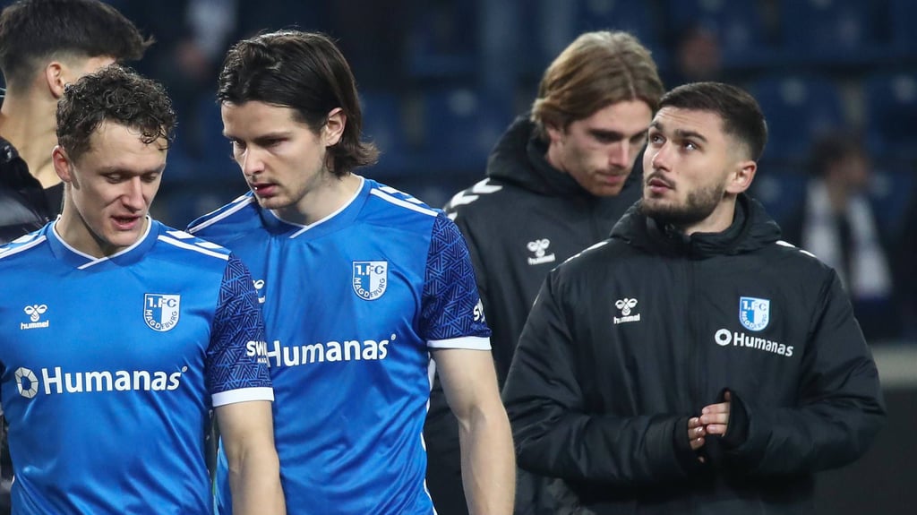 Samuel Loric (re.) hat sich schwer verletzt: Der Schienenspieler wird dem 1. FC Magdeburg bis auf Weiteres fehlen.