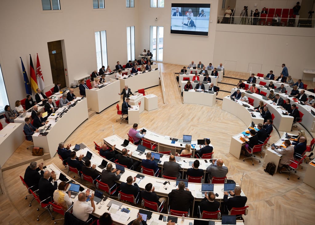 Der Brandenburger Landtag hat für eine Obergrenze für die automatische Diätenerhöhung gestimmt.