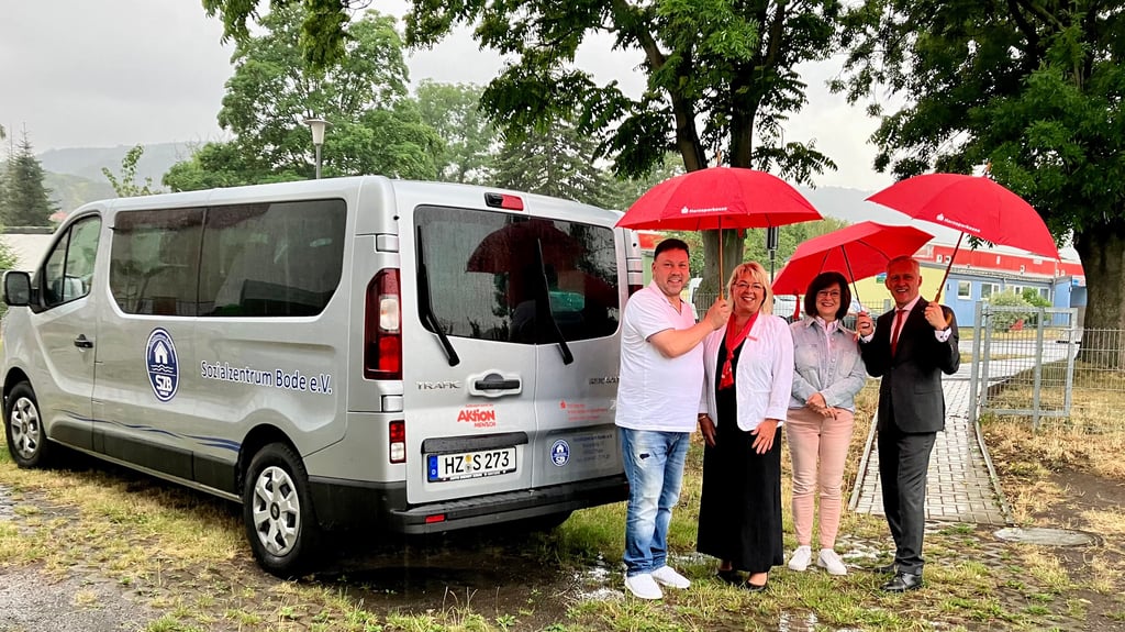 Leider regnete es bei der mehr oder weniger offiziellen Indienststellung des Kleinbusses. Das Sozialzentrum Bode in Thale bekam finanzielle Unterstützung von der Stiftung der Kreissparkasse Quedlinburg. Es freuen sich SZB-Geschäftsführerin Cornelia Braune (Zweite von rechts), "Sputnik"-Leiter Mathias Suhr (von links) sowie Isabel Jahnsmüller und Helge Albrecht von der Stiftung.