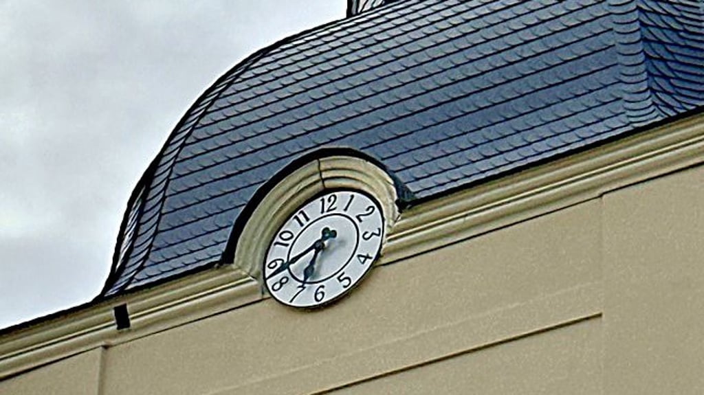 Am Zabakucker Kirchturm kann wieder die Zeit abgelesen werden.