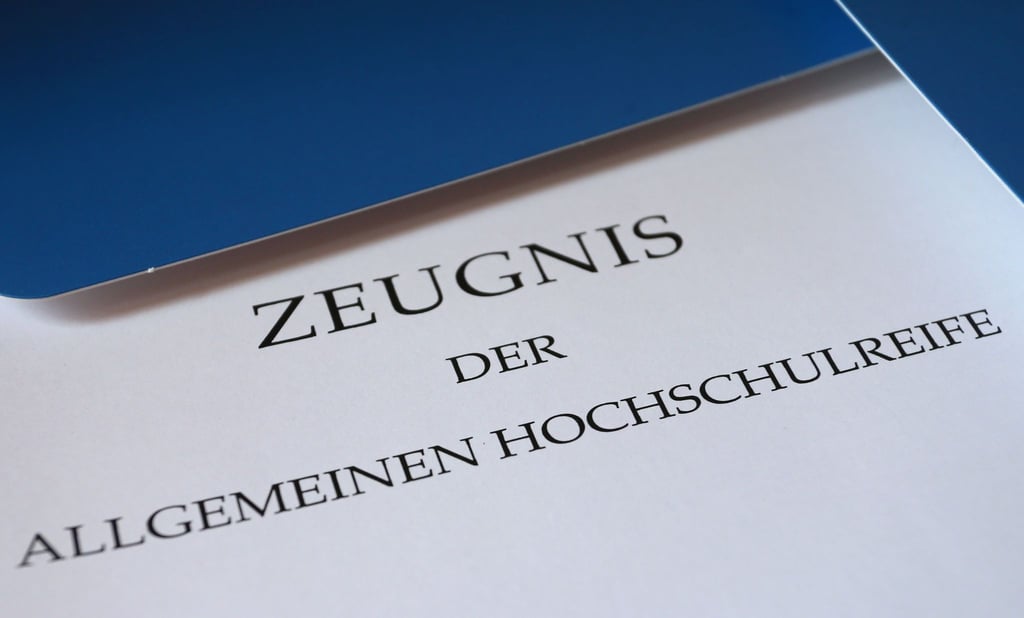 Viele Schülerinnen und Schüler in Brandenburg erhalten ihre Abiturzeugnisse. (Symbolbild)