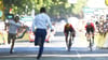 Während Jonas Abrahamsen und Mauro Schmid (r) in Toulouse um den Sieg sprinten, läuft ein Flitzer (l) auf die Zielgerade.