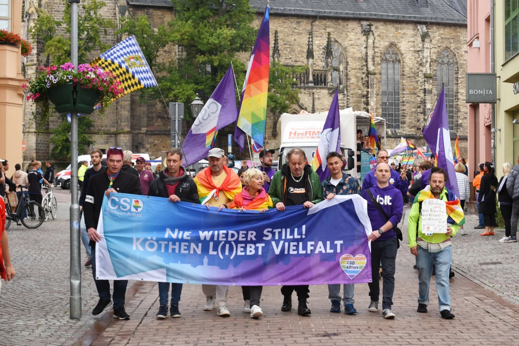 Die Spitze der Demonstration beim CSD am Samstag in Köthen.