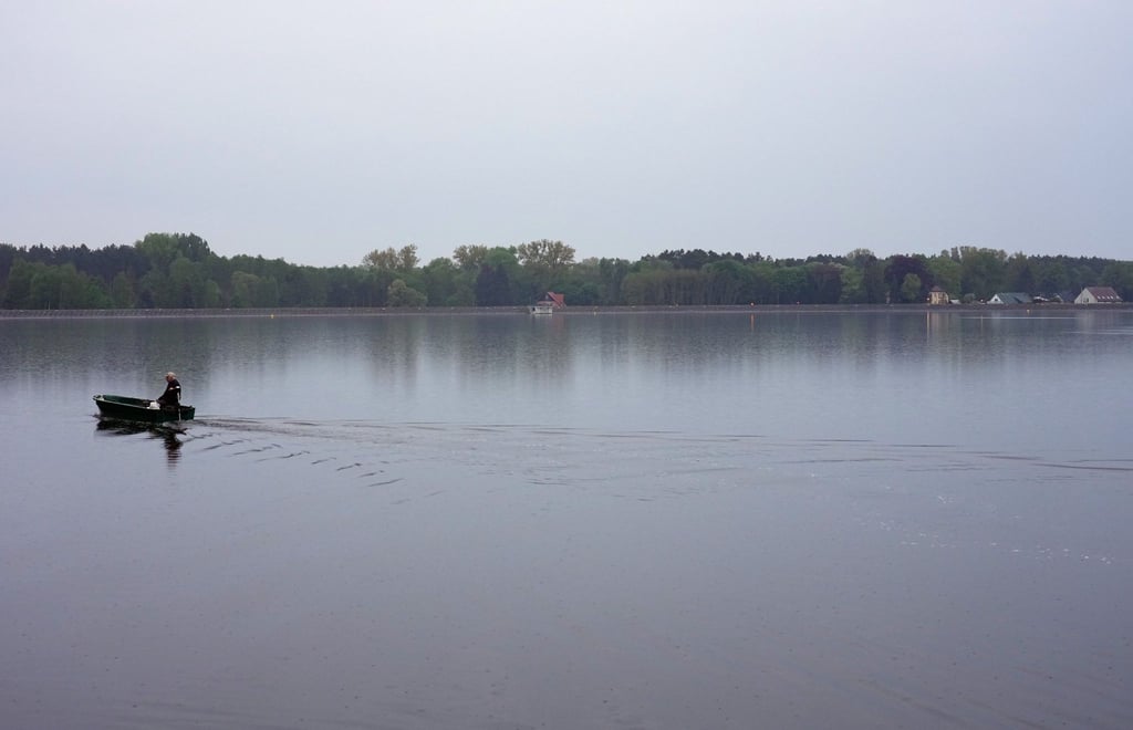 Ein Angler hat das Auto in den See fahren sehen. (Symbolbild)