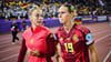 KLara Bühl (r. neben der verletzten Kapitänin Giulia Gwinn) will den Titeltraum nicht aufgeben.