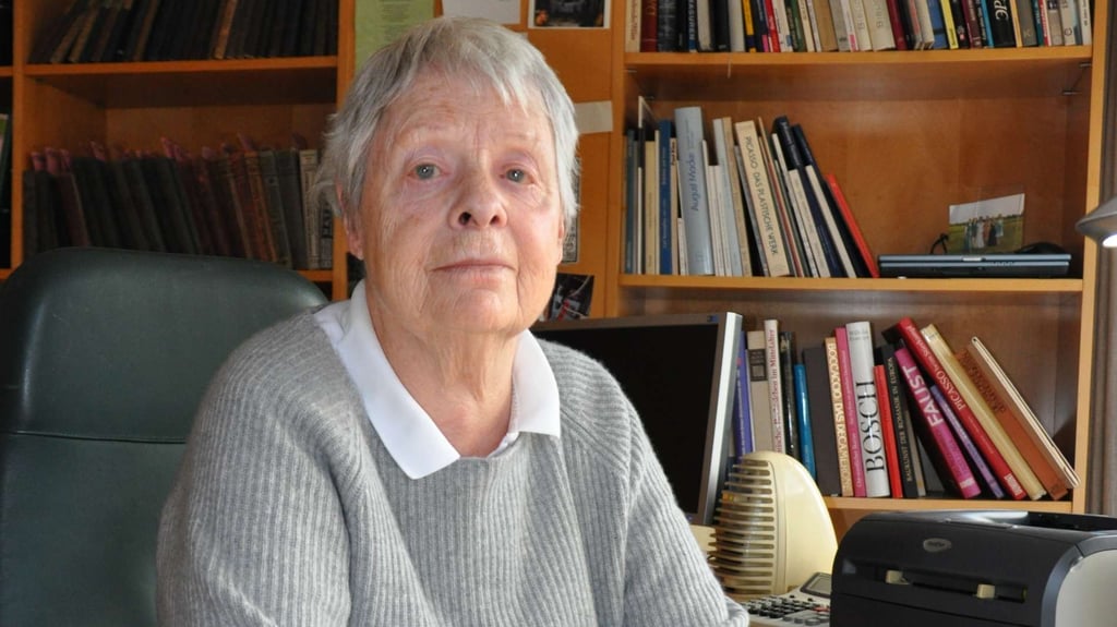 Sabine Klamroth im Jahr 2014 an ihrem Schreibtisch, vor ihr liegt die zweite, überarbeitete Auflage ihres Buchs "Erst wenn der Mond bei Seckbachs steht".