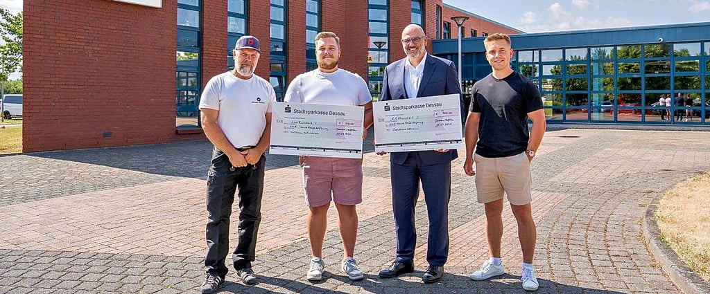 Roman und (Holzbau Schnaider) Lennart Schnaider (Waldersee Classics), Tilo Teichmann (Stiftungsvorstand), Paul Schulze (Waldersee Classics) v.l.