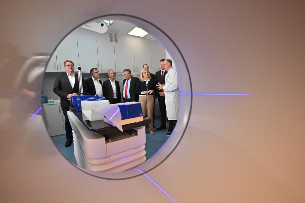 Ministerrunde am Gerät: Warken und Philippi informieren sich in Braunschweig über den Klinikalltag und Reformfolgen.