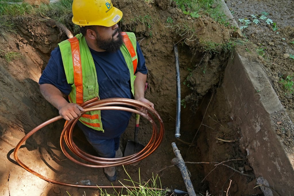 Ein Arbeiter verlegt eine neue Wasserleitung. Ein solcher Austausch in Salzwedel sorgt jetzt für Ärger.