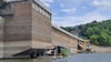 Auf einem Ponton leiten und überwachen die Arbeiter des Tauchservice Naue die Erneuerung der Grundablässe.