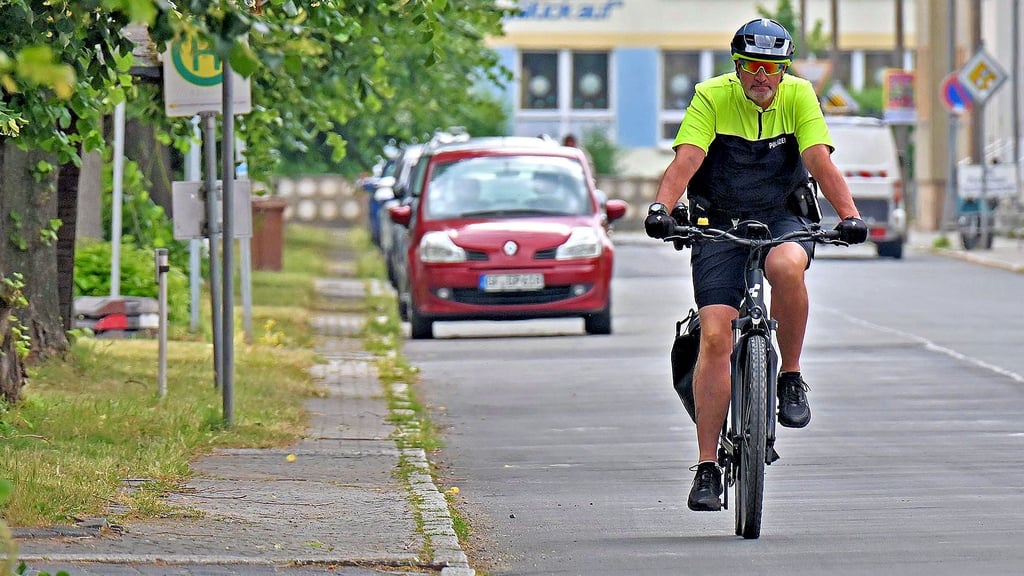 Der Regionalbereichsbeamte Andreas Raters geht jetzt im gesamten Seeland auch auf Fahrrad-Streife – wie hier in Nachterstedt.