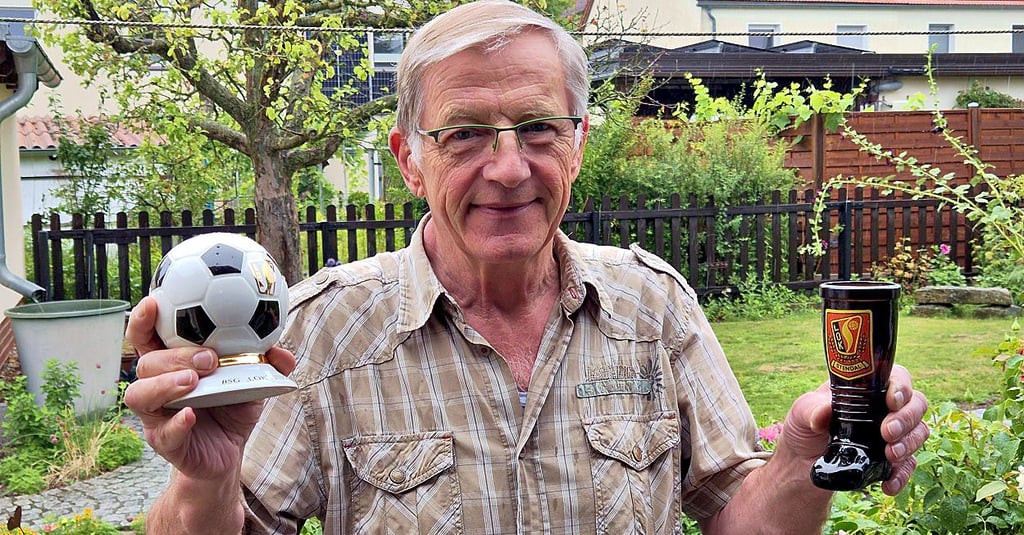 Bernhard Socha ist Lok-Stendal-Fan, seit er sechs Jahre alt ist. Ein Porzellan-Pokal und gläserner Stiefel aus DDR-Zeiten gehören zu den Lieblingsstücken in seiner Sammlung.