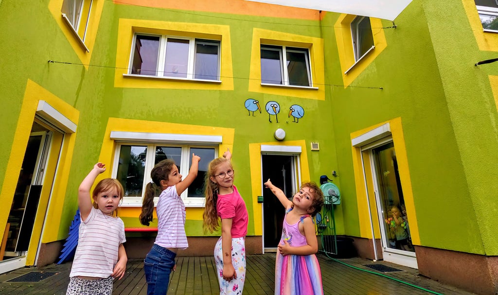 Celina, Julia, Nele und Olivia aus dem „Spatzennest“ in der Mühlenbreite wissen Bescheid: „Hier wird bald eine Treppe gebaut.“