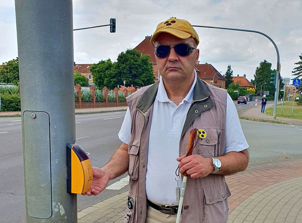 Edmond Ruchert vom Blinden- und Sehbehindertenverband Salzwedel an der Ampelanlage unweit des Ärztehauses.