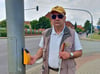 Edmond Ruchert vom Blinden- und Sehbehindertenverband Salzwedel an der Ampelanlage unweit des Ärztehauses. 