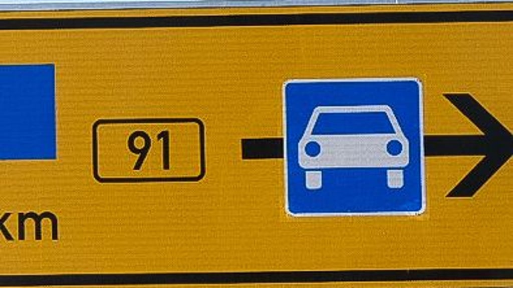 Die B91 ist nun zwischen den Abzweigen Aupitz und Wildschütz im Burgenlandkreis eine sogenannte Kraftfahrstraße, die mit dem hier abgebildeten blau-weißen Symbol ausgeschildert wird.