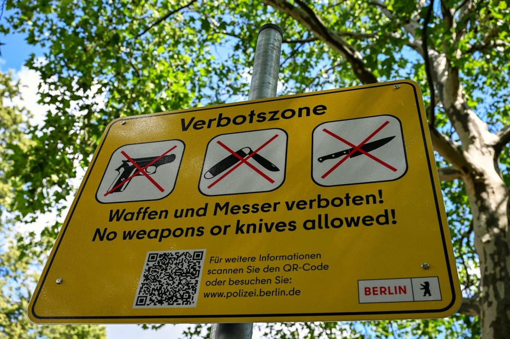 Gilt nun auch in Berliner Bussen und Bahnen: das Waffen und Messerverbot.