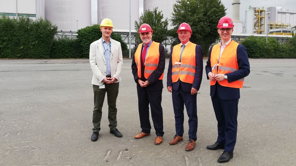 Energieminister Armin Willingmann (2. von links) besuchte am Dienstagnachmittag Südzucker Zeitz.