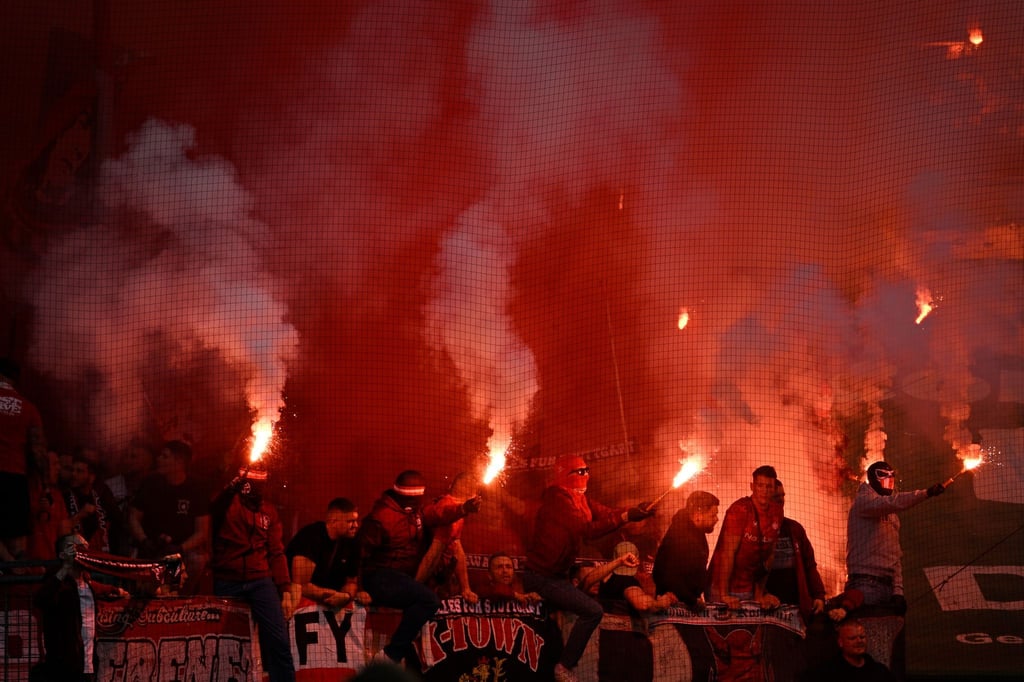 Kölner Fans zünden Pyrotechnik beim Spiel gegen Kaiserslautern