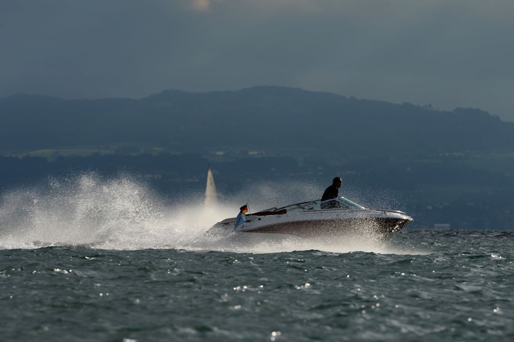 Schnelle Motorboote bringen zwar Spaß, können aber Pflanzen und Tieren in Seen enorm zusetzten. (Archivbild)
