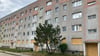 Das Erdgeschoss dieses Wohnblocks ist bereits mit Spanplatten gesichert. 