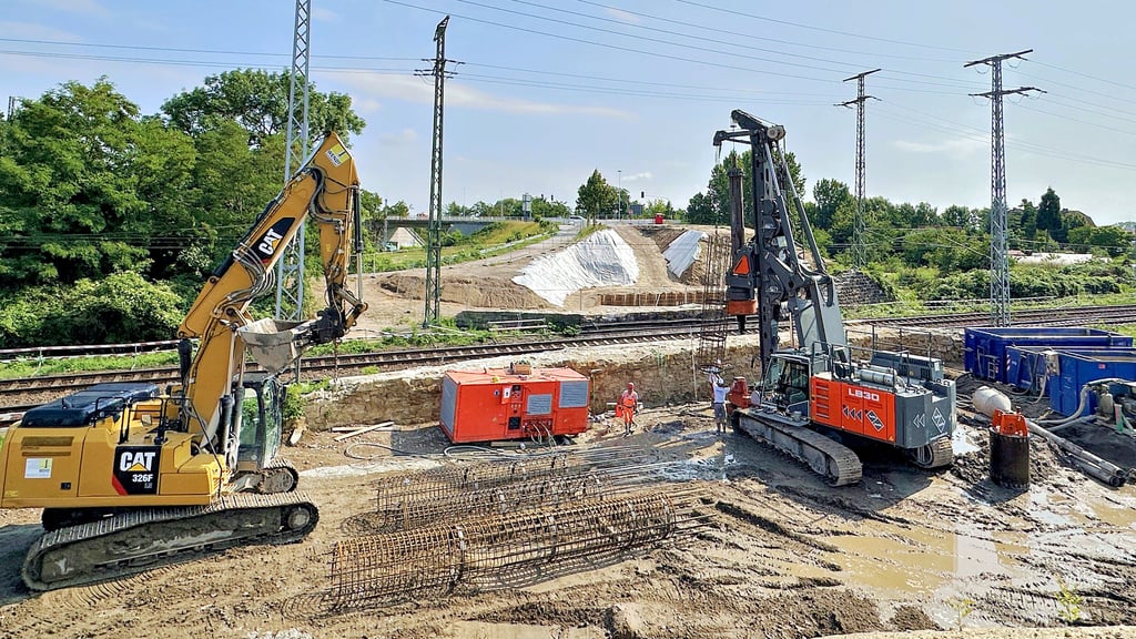 Eine kleinere Drehbohranlage (rechts) ist notwendig, um die Stahlgeflechte für die Bohrpfähle mit dem nötigen Sicherheitsabstand von drei Metern zu den Speiseleitungen der Bahn in die Erde zu bringen. Sie bilden das Fundament für den Neubau der Kanonenbrücke in der Lüderitzer Straße in Stendal.